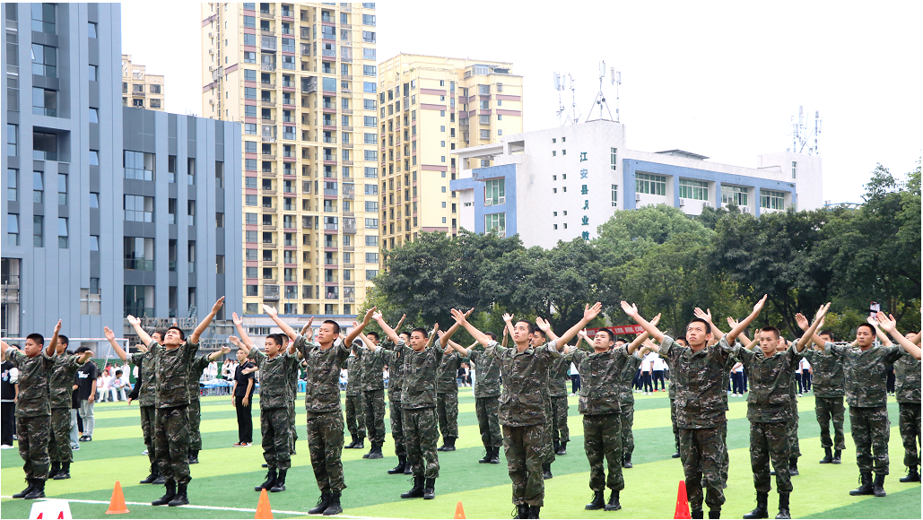青春悦动健体魄 两操竞技展风采 江安职校四千学子同台竞技，两操比赛圆满落幕